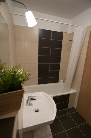 Imagen de la habitación del Hotel Corvin Center Suites. Foto 11