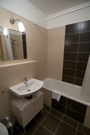 Imagen de la habitación del Hotel Corvin Center Suites. Foto 15