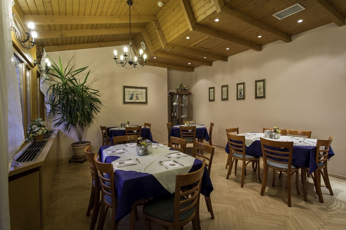 Imagen del bar/restaurante del Hotel Corvin Hotel Budapest Sissi Wing. Foto 2