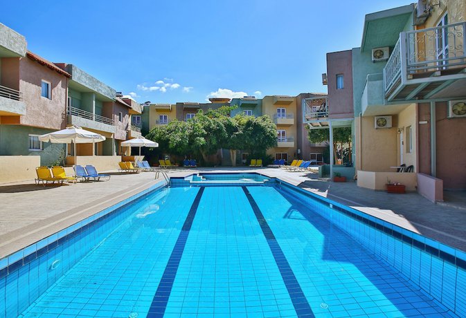Imagen de la piscina del Hotel Cosman Apartments. Foto 17