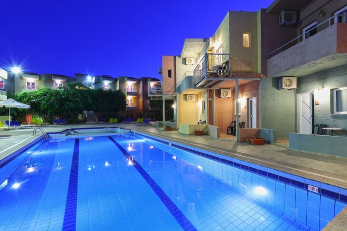Imagen de la piscina del Hotel Cosman Apartments. Foto 18