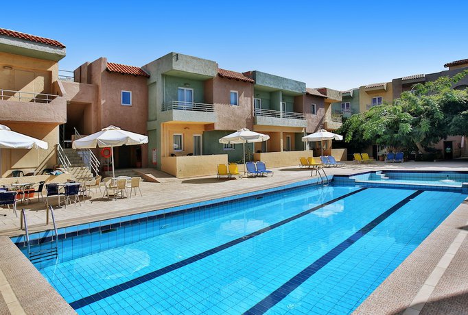 Imagen de la piscina del Hotel Cosman Apartments. Foto 19