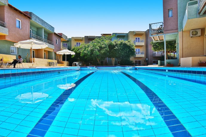 Imagen de la piscina del Hotel Cosman Apartments. Foto 20