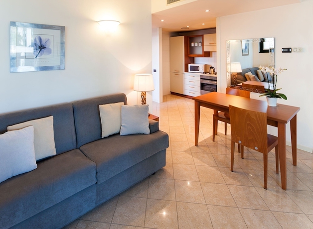 Imagen de la habitación del Hotel Cosmo Residence. Foto 4