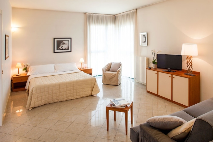 Imagen de la habitación del Hotel Cosmo Residence. Foto 6