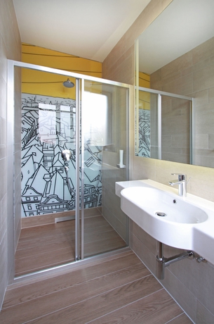 Imagen de la habitación del Hotel Cosmopolit. Foto 13