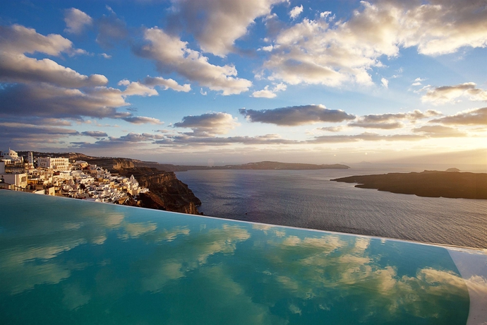 Imagen de la piscina del Hotel Cosmopolitan Suites. Foto 14