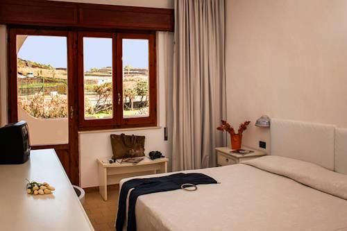 Imagen de la habitación del Hotel Cossyra. Foto 16