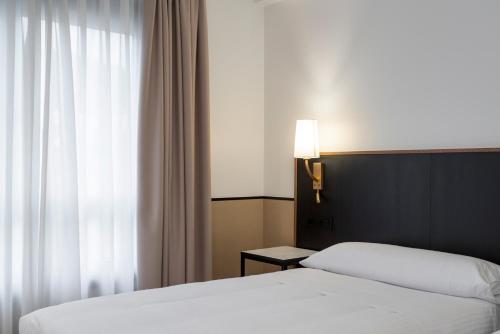 Imagen de la habitación del Hotel Costa Atl&aacute;ntica, Arteixo. Foto 3