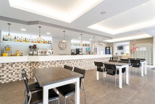 Imagen del bar/restaurante del Hotel Costa Atl&aacute;ntica, Arteixo. Foto 2