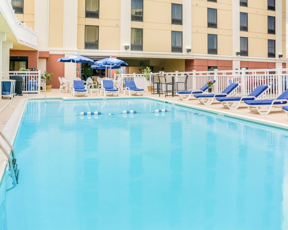 Imagen de la piscina del Hotel Costa Azul Suites Virginia Beach By Red Collection. Foto 13