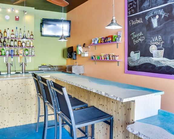 Imagen del bar/restaurante del Hotel Costa Azul Suites Virginia Beach By Red Collection. Foto 2