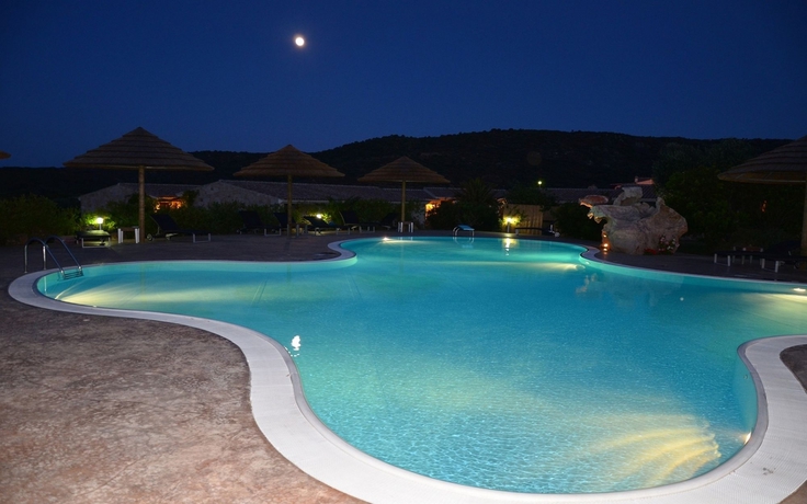 Imagen de la piscina del Hotel Costa Caddu. Foto 15