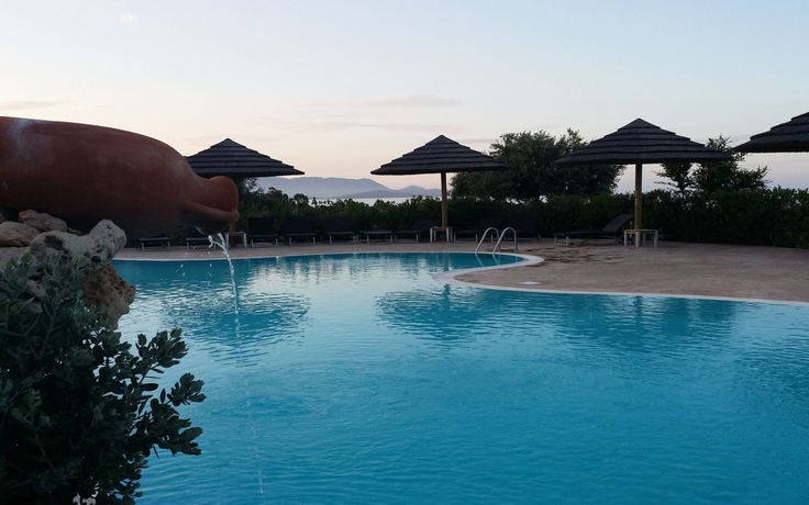 Imagen de la piscina del Hotel Costa Caddu. Foto 16