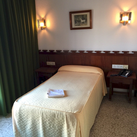 Imagen de la habitación del Hotel Costa De La Luz, Huelva. Foto 4