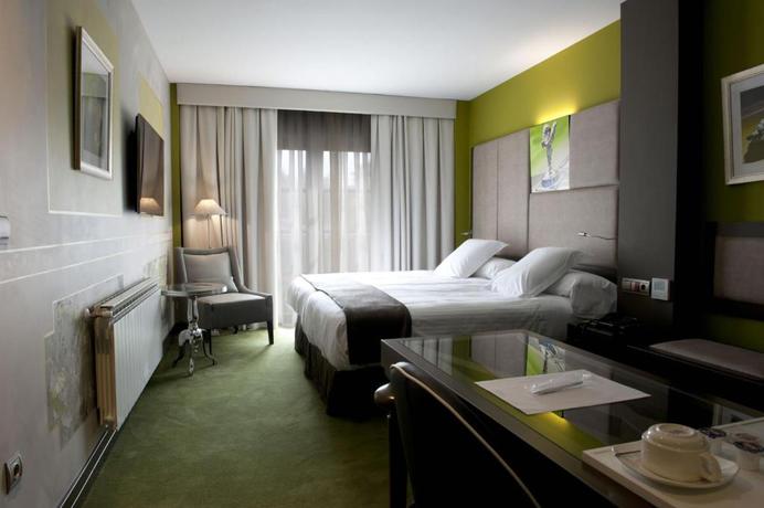 Imagen de la habitación del Hotel Costa Esmeralda Suites. Foto 9