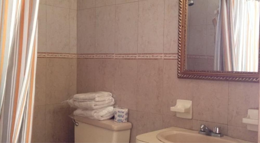 Imagen de la habitación del Hotel Costa Inn. Foto 7