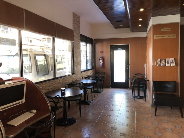 Imagen de los interiores del Hotel Costa Inn. Foto 18