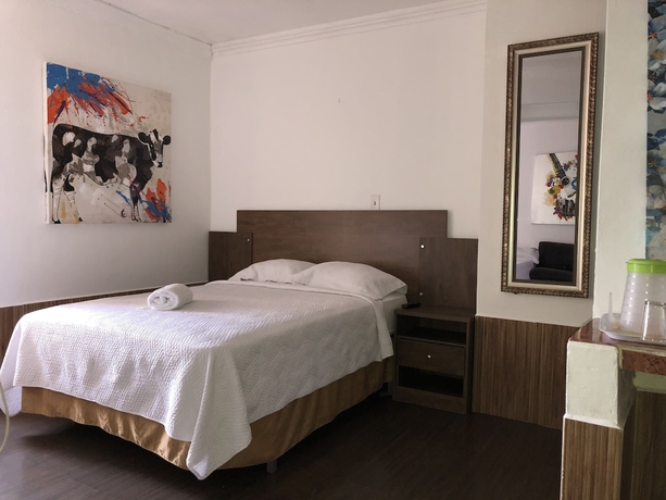 Imagen de la habitación del Hotel Costa Inn. Foto 10