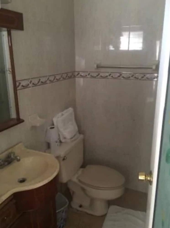 Imagen de la habitación del Hotel Costa Inn. Foto 13