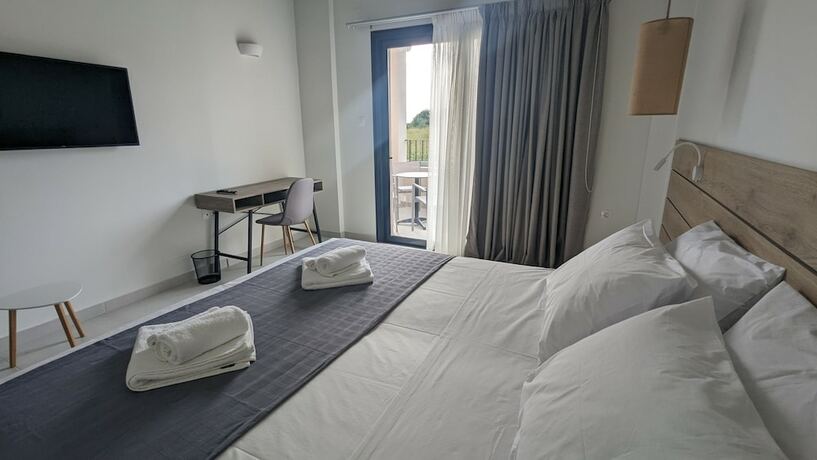 Imagen de la habitación del Hotel Costa Ionica Mytikas Seaside. Foto 15