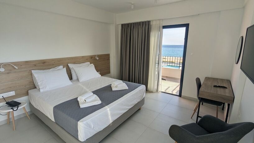 Imagen de la habitación del Hotel Costa Ionica Mytikas Seaside. Foto 16