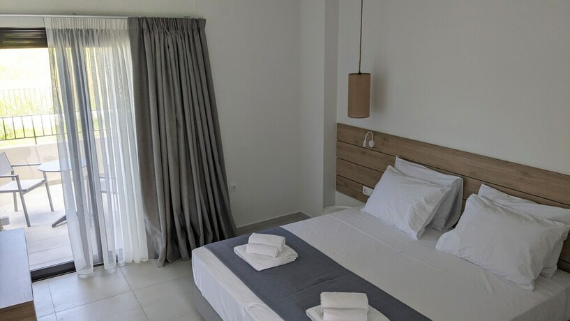 Imagen de la habitación del Hotel Costa Ionica Mytikas Seaside. Foto 17