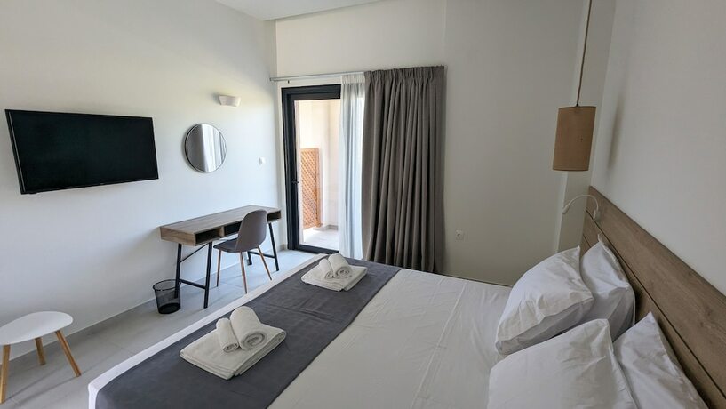 Imagen de la habitación del Hotel Costa Ionica Mytikas Seaside. Foto 18