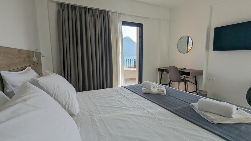 Imagen de la habitación del Hotel Costa Ionica Mytikas Seaside. Foto 19