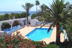 Imagen de la piscina del Hotel Costa Luz Beach Apartments. Foto 6