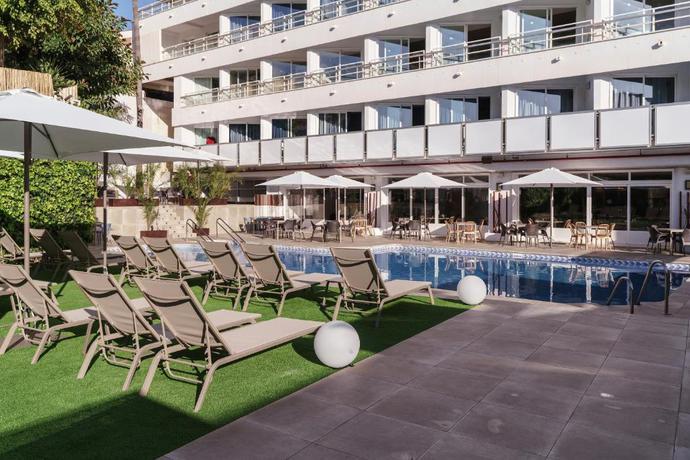 Imagen de la piscina del Hotel Costa M&aacute;laga - Adults Recommended - by Pierre & Vacances. Foto 17