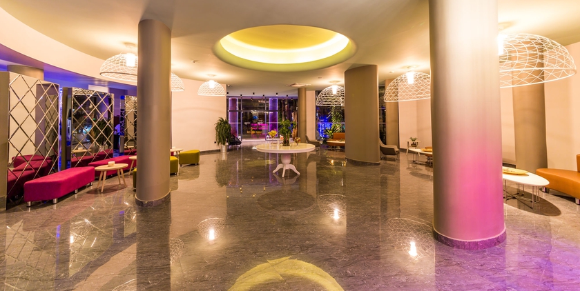 Imagen de los interiores del Hotel Costa Mare Suites. Foto 11