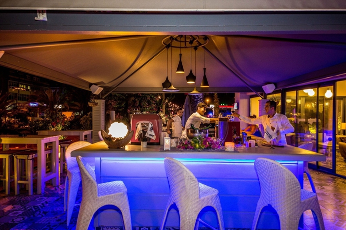 Imagen del bar/restaurante del Hotel Costa Mare Suites. Foto 4