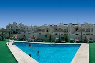 Imagen de la piscina del Hotel Costa Marina. Foto 7