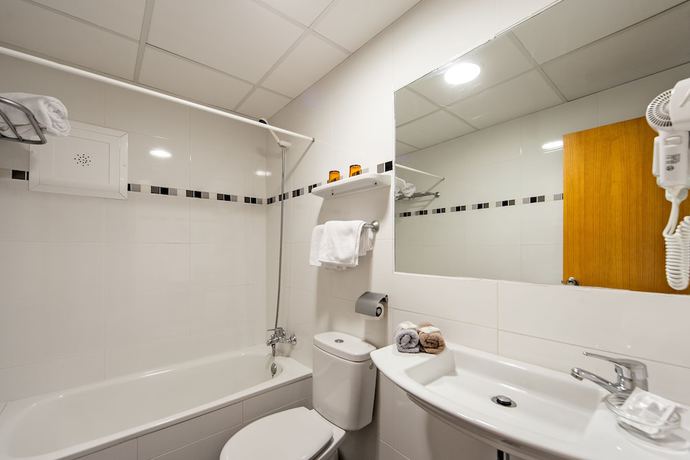 Imagen de la habitación del Hotel Costa Mediterraneo. Foto 14