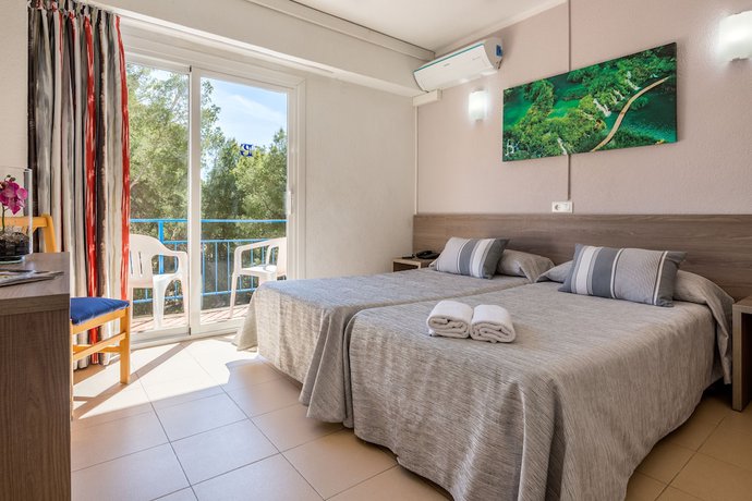 Imagen de la habitación del Hotel Costa Mediterraneo. Foto 19