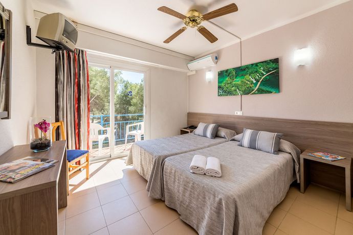 Imagen de la habitación del Hotel Costa Mediterraneo. Foto 20