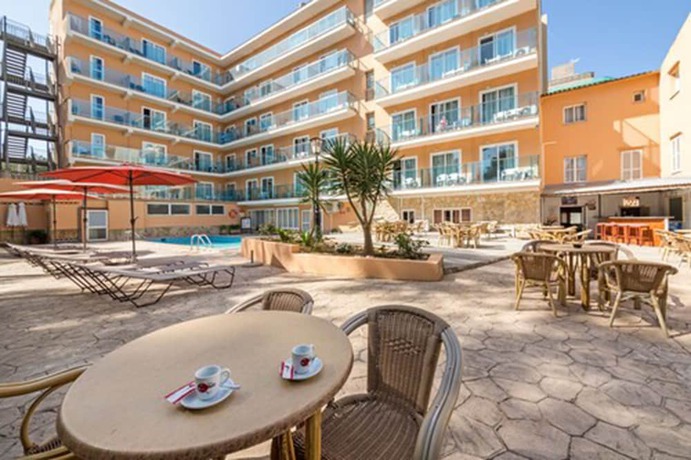 Imagen de la piscina del Hotel Costa Mediterraneo. Foto 37