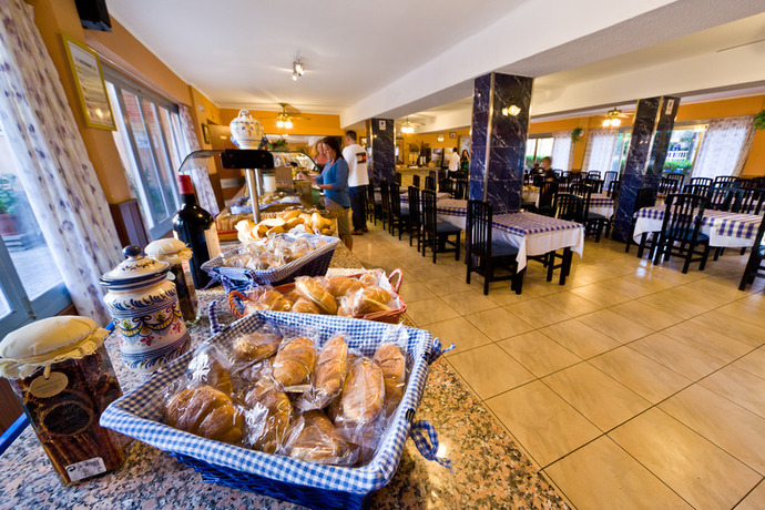 Imagen del bar/restaurante del Hotel Costa Mediterraneo. Foto 8