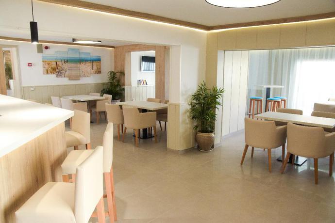 Imagen del bar/restaurante del Hotel Costa Mediterraneo. Foto 11