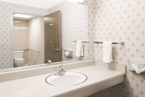 Imagen de la habitación del Hotel Costa Mesa Inn. Foto 10