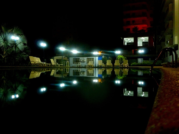 Imagen de los exteriores del Hotel Costa Paraiso. Foto 7