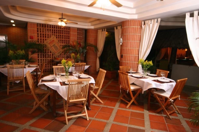 Imagen del bar/restaurante del Hotel Costa Real Suites. Foto 4