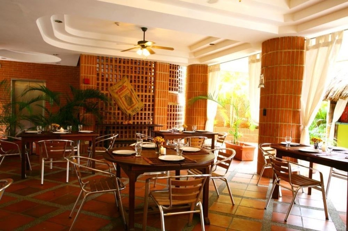 Imagen del bar/restaurante del Hotel Costa Real Suites. Foto 5