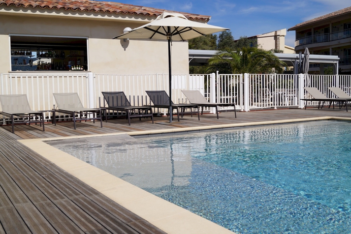 Imagen de la piscina del Hotel Costa Salina. Foto 16