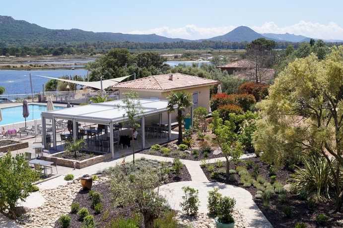 Imagen de los exteriores del Hotel Costa Salina. Foto 12