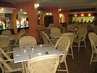 Imagen del bar/restaurante del Hotel Costa Sol Hotel & Villas. Foto 2