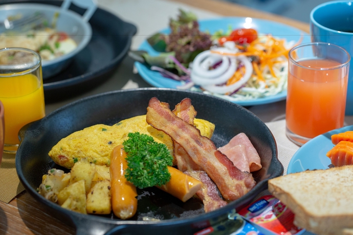 Imagen del bar/restaurante del Hotel Costa Village Bangsaray. Foto 4