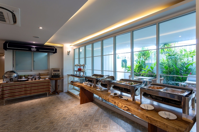 Imagen del bar/restaurante del Hotel Costa Village Bangsaray. Foto 6