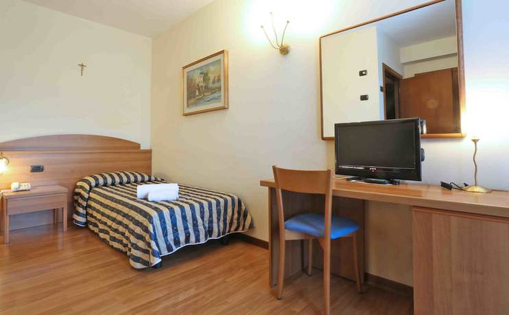 Imagen de la habitación del Hotel Costabella, San Zeno di Montagna. Foto 5